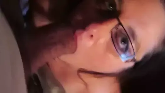 Сексуальная милфа в любительском видео сосет и задыхается от большого члена