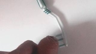Cum en su cepillo de dientes