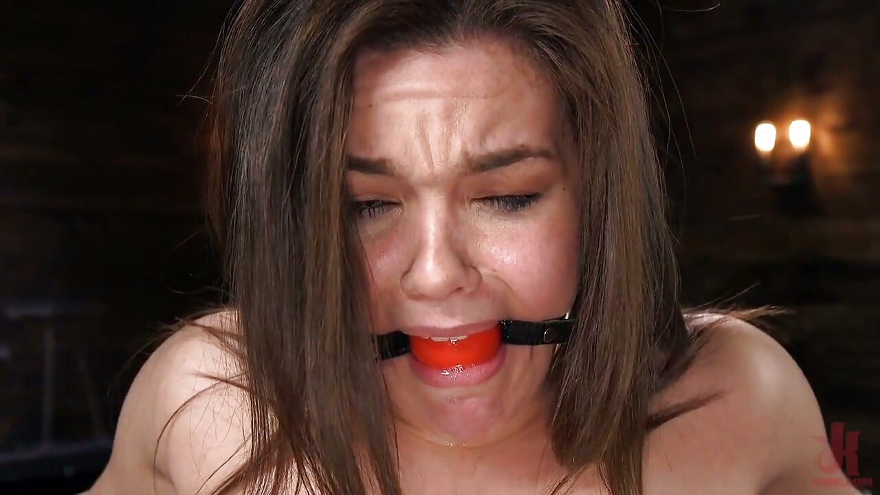 זונה עם תחת גדול מקבלת מכות