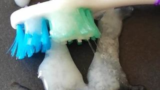 Éjacule sur la brosse à dents d&#39;une tapette