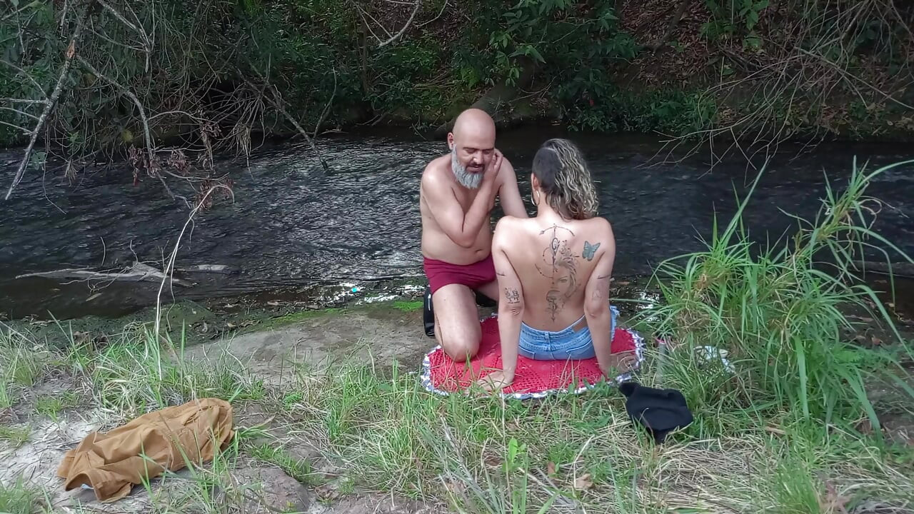 El encuentro con un extraño en una cascada termina en sexo al aire libre.