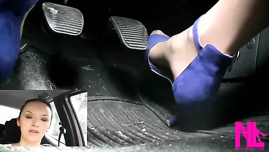 Mengemudi dengan sandal biru dengan sepatu hak tinggi