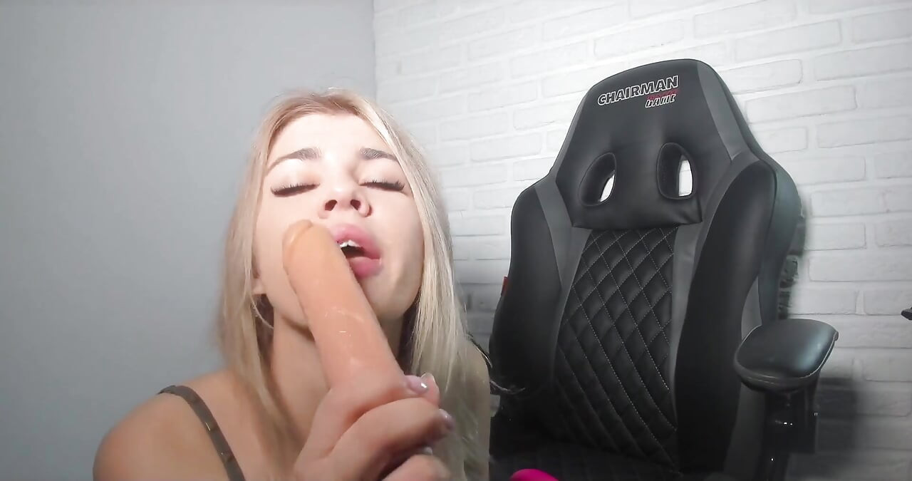 Fitness Girl Dusk Her Ass and Lick It