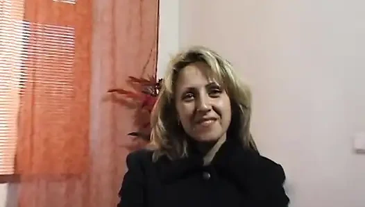 Грудастая блондинка показывает свое тело