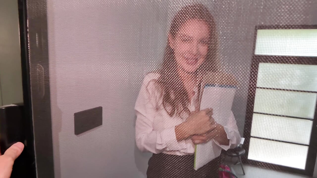 Ma Secrétaire a Apporté Des Documents Chez Moi. Elle Est Tombée Dans La Piscine Et a Fait L’amour Sous La Douche.