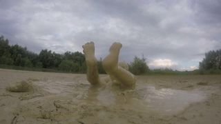 Bellen blazen onder de modder op een regenachtige dag deel 2