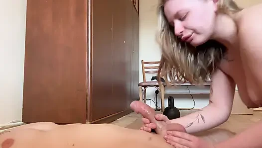 Ich habe meinem stiefvater erlaubt, mich zu ficken und in meinen mund zu kommen