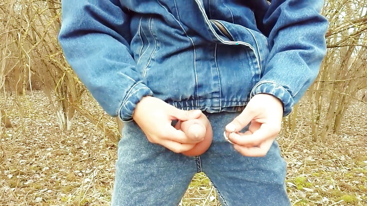 लिंग प्लग के साथ ट्विंक वैंक्स आउटडोर - मूत्रमार्ग की गेंद के साथ अंदर वीर्य लीक