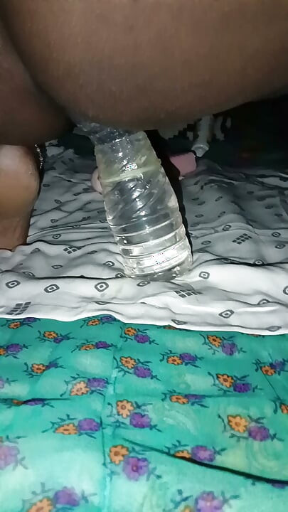 Bhabhi India Desi Hot dengan Botol Air dari Chuda