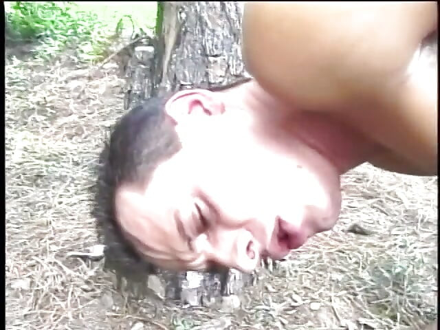 火辣黑发人妖在户外操他的屁股之前吮吸男人的鸡巴