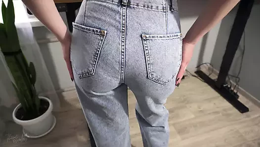 Milf-sekretärin in high taille, jeans neckt ihren schönen hintern