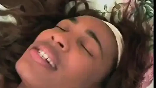 Gadis kulit hitam bertubuh kurus dientot sama pria di mullet
