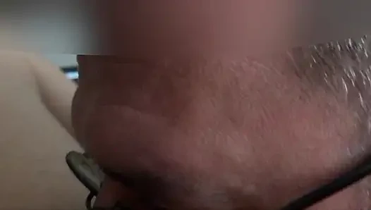 Yoğun bir orgazmda sulu bir amcık yalama doruğa geliyor