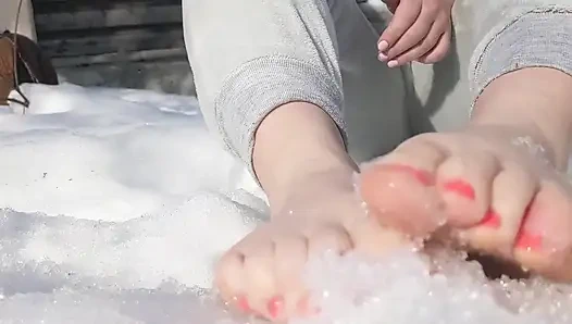 Karda çıplak ayakla yürüyorum, kar ayak parmaklarımın altında çıtırtılıyor.