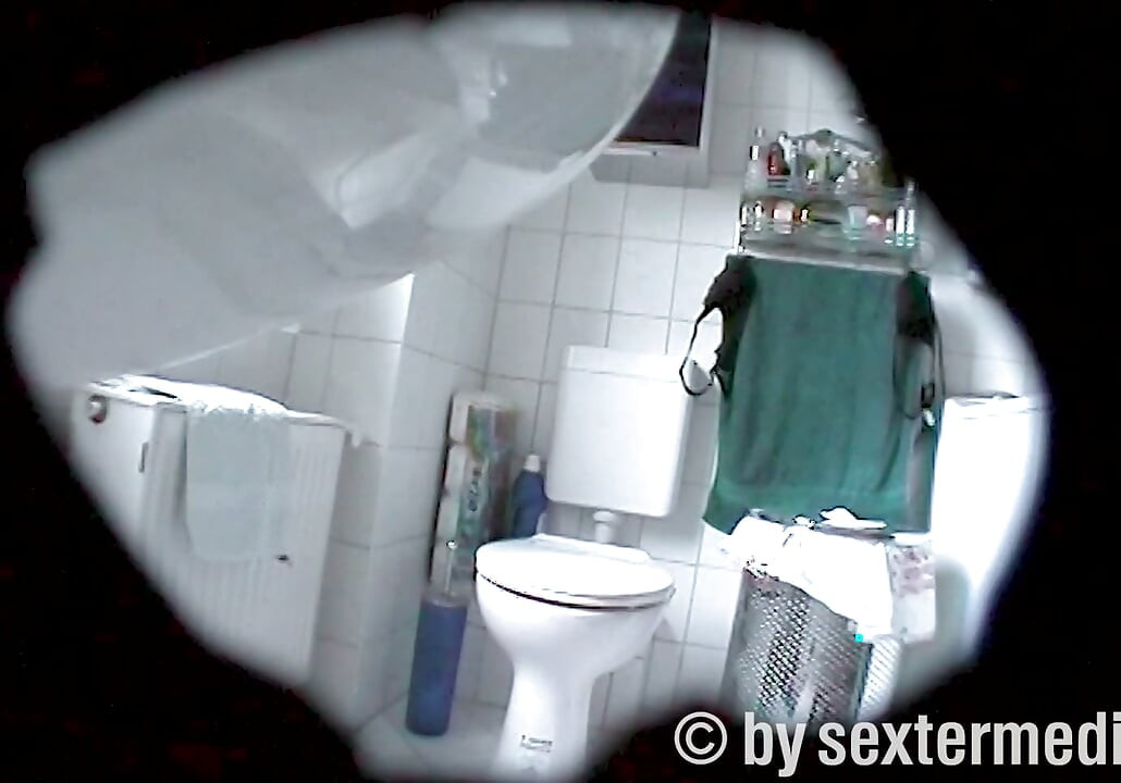 Two Lesbians Love Pee Games