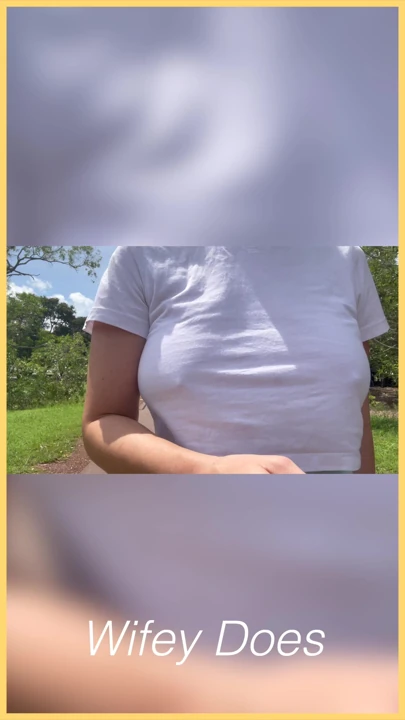 只是一个快乐的一天，露出我的乳房。