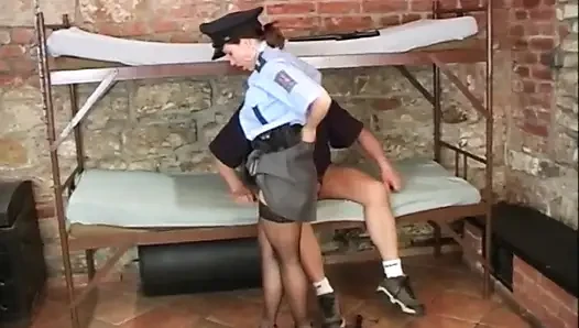 Genç büyük memeli sürtük kadın polis mahkum tarafından sikiliyor ve ağzına boşaltıyor