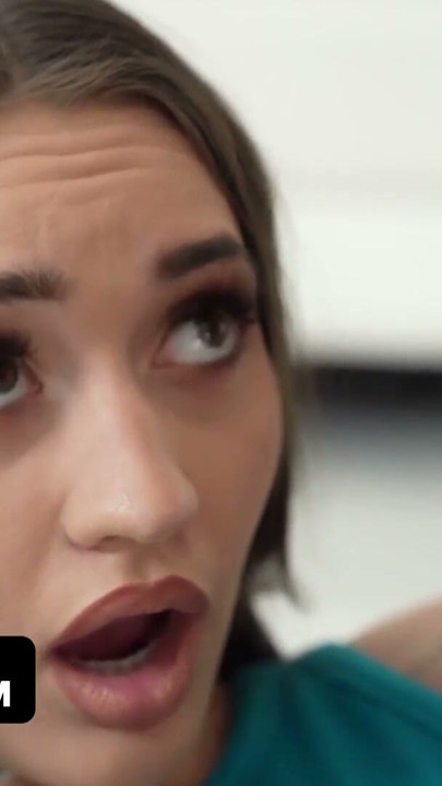 Personlig træner hjælper smukke pornostjerne Sera Ryder med at strække hendes fisse omkring hans pik - TeamSkeet | Clip 2