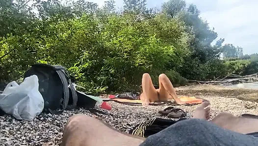 Teşhirci kız ona sikimi gösterdikten sonra boşalmamı izliyor