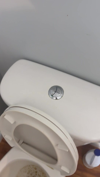 湯気の立つ熱々の小便。公共のたわごと