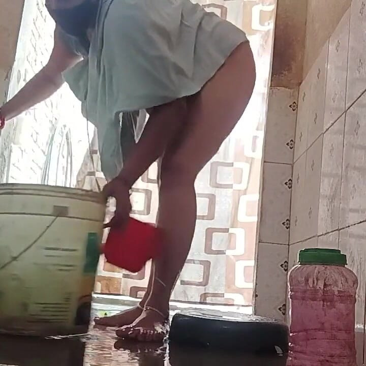 XXX Video of Naked Bhabhi Bathing
