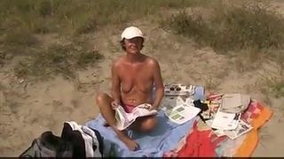 Выставка и мастурбация на пляже