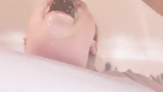 Amatör iri güzel kadın ıslak sakso ve boşalma