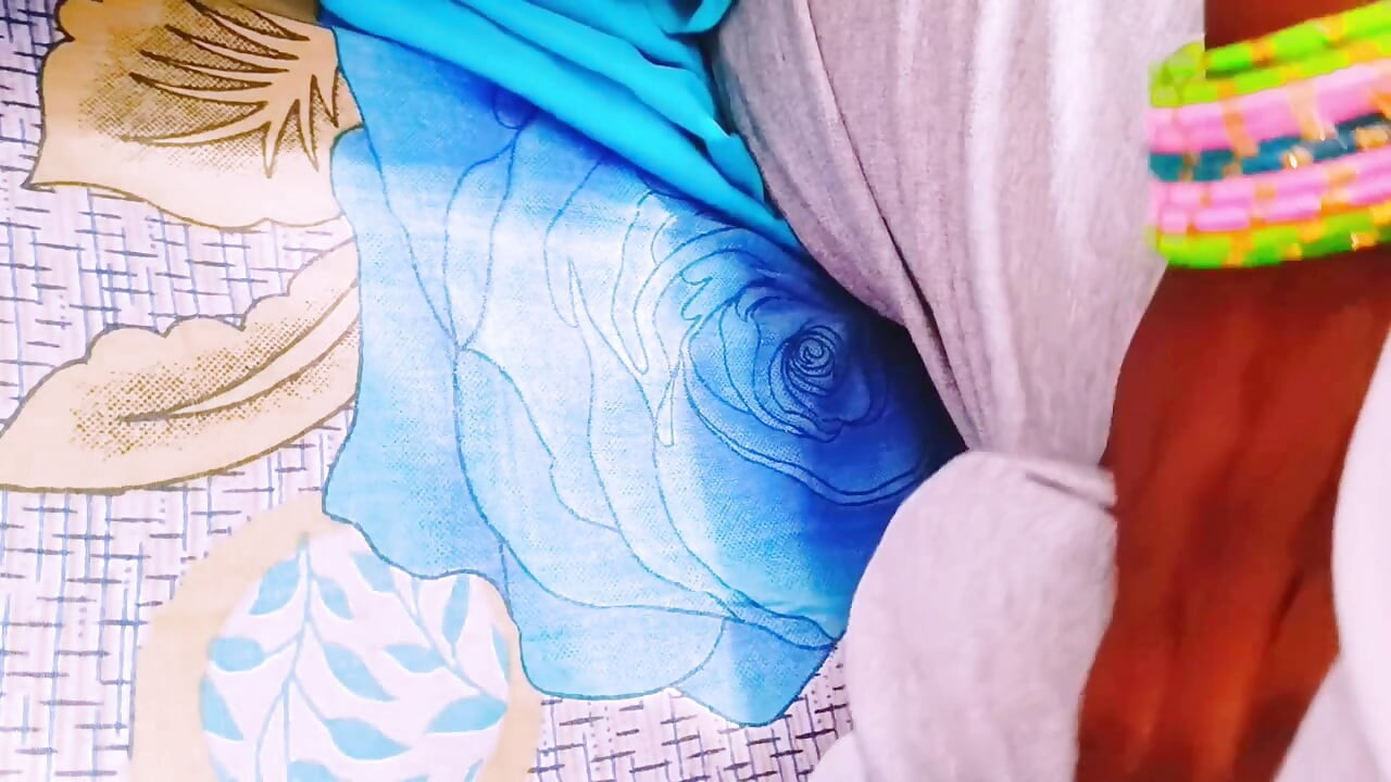 Büyük memeli seksi sari yenge husbend'in üvey erkek kardeşiyle sert sikişiyor. Telugu edepsizce konuşuyor.