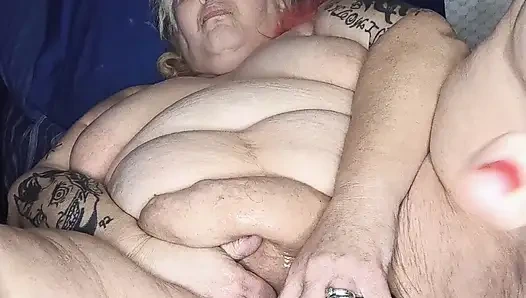 Открытая широкая сучка кончает внутрь