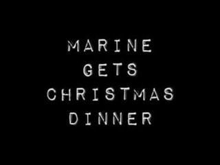 Eine Marine kommt zum Abendessen, würgt sich am Schwanenhals