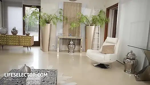 Sexy Audrey Reid's Home Turns Into Hot Deal