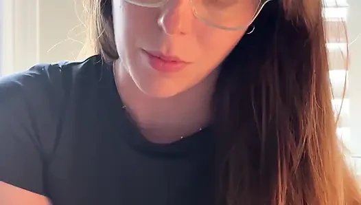 Cewek cantik berkaca mata ini ngasih tau caranya stroke yang enak!