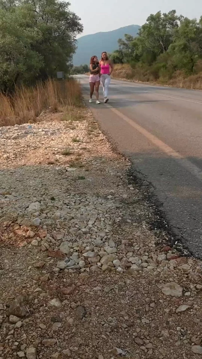 湿润牛仔裤一起裸足徒步旅行