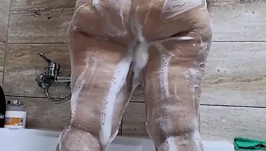 Istri pantat montok lagi mandi