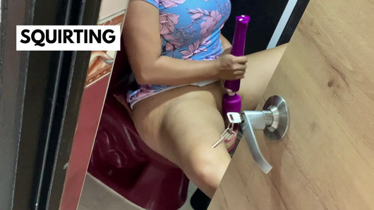 HERMANASTRA PILLADA masturbándose en el baño (SQUIRTING)