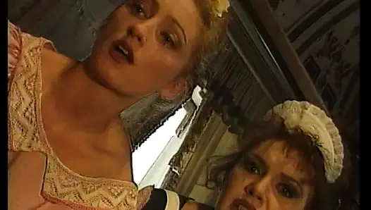 Sarışın prenses ve kızıl saçlı salon hizmetçisi prensesin yatak odasında yakışıklı memur buldu