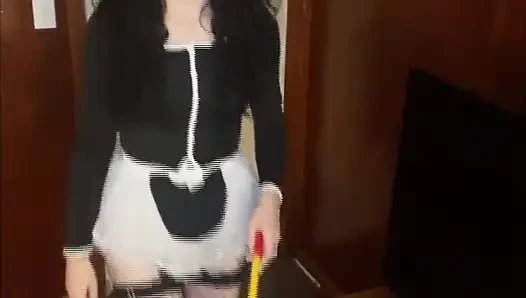 Mein zierliches Goth-zimmermädchen bückt sich immer wieder und ich konnte mir nicht helfen
