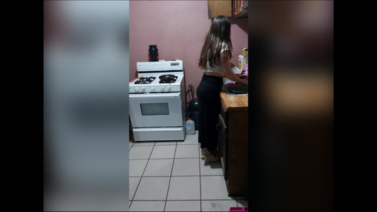 Hijastro detente me duele! Madrastra jovencita de solo 18 añitos sola en casa y el hijastro aprovecha eso, casero real