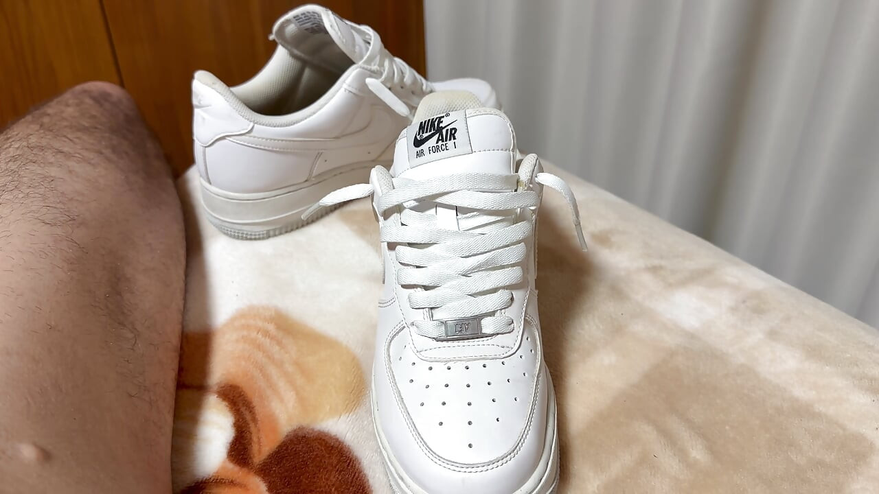 זיון חם עם נעלי הספורט Nike AF1 של אשתי עם אור הבשר וגמירה בפנים
