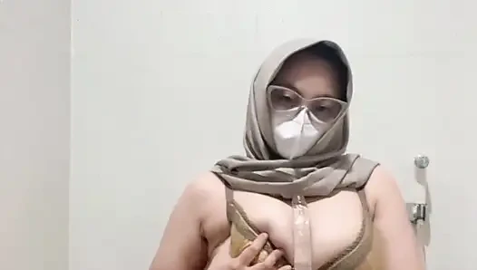 Gadis toket brutal dengan bikini masturbasi menggunakan dildo berujung muncrat