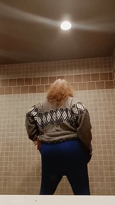 Shh不要说我在一个餐厅的洗手间里很淫荡