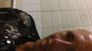 Masturbando-se no banheiro de uma loja de departamentos
