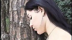 Safada jovem travesti faz boquete na floresta