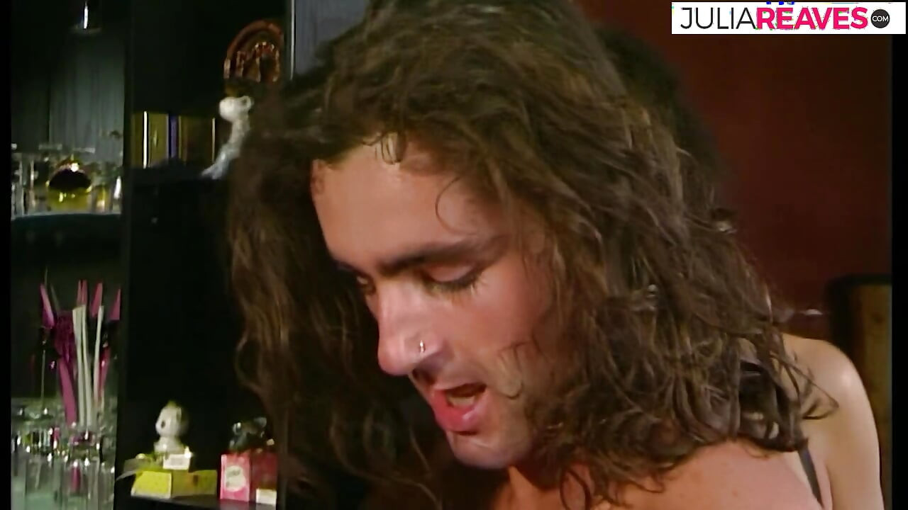 Napaljene kurve naizmjence jebe ogroman kurac