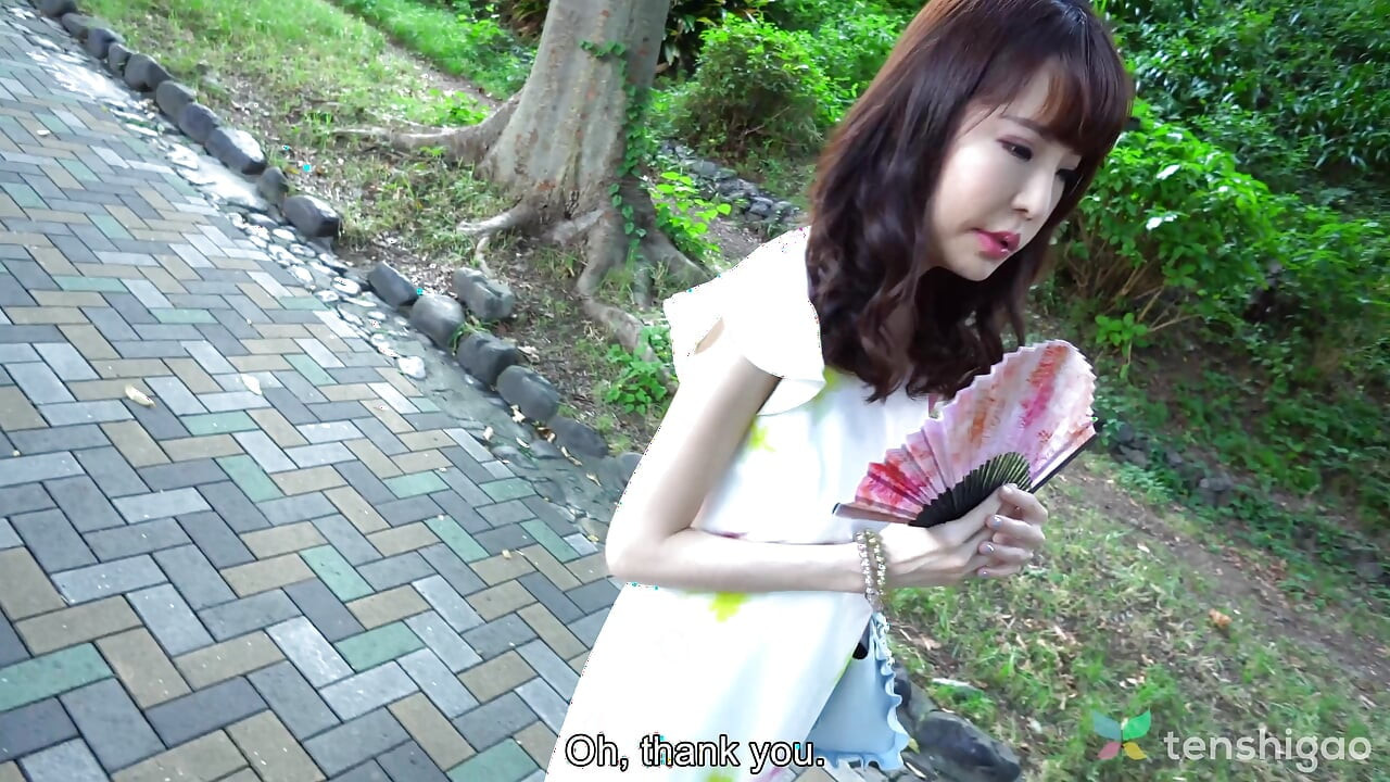 Aya je usamljena prodavačica koja voli ići u kafiće s mačkama