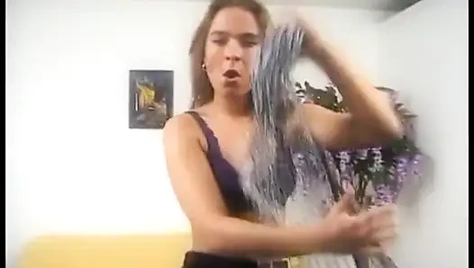 Küçük memeli seksi esmer dans etmeyi seviyor
