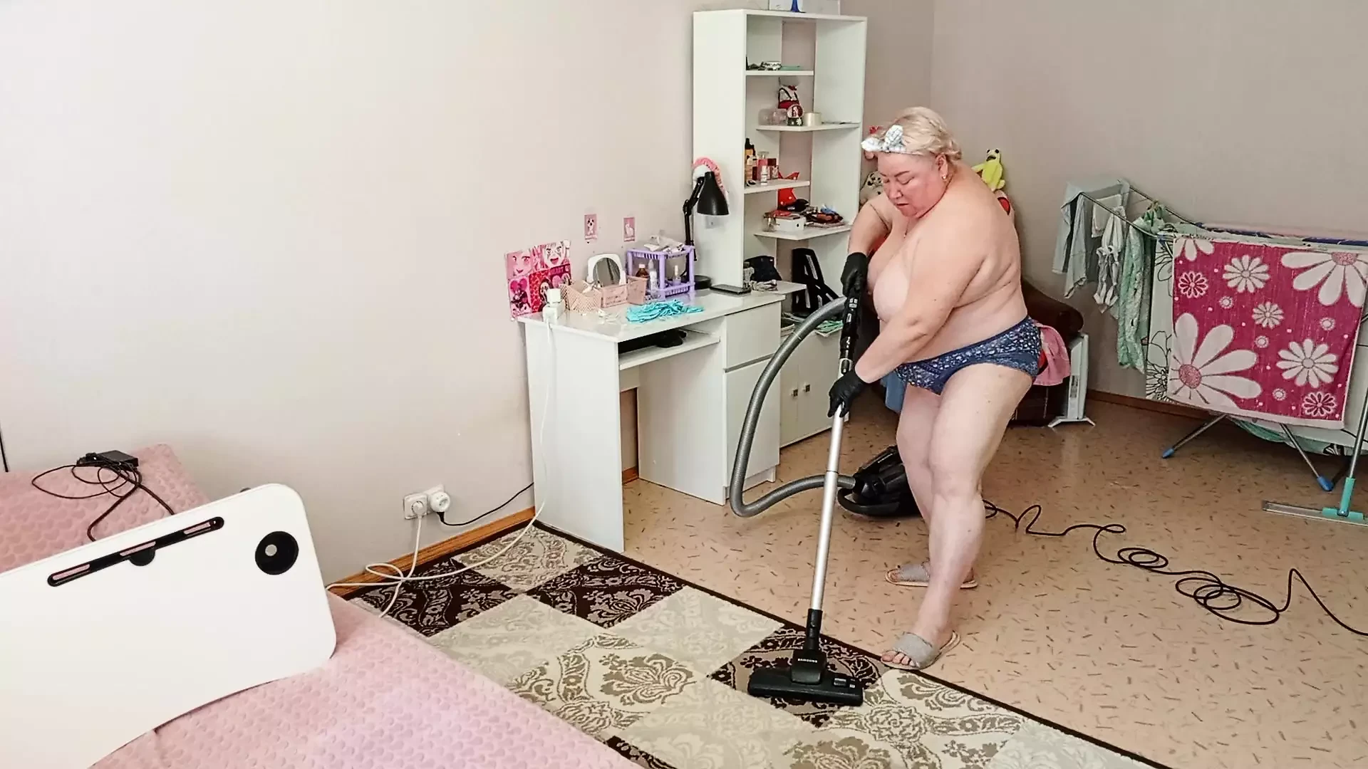 Подглядывание за девушкой без лифчика которая пылесосит квартиру