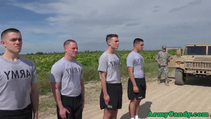 Военная оргия с ебарями бурит задницу на улице