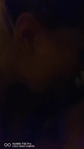 Emotionaler moment aus "Mit einem fremden mann nach hause kommen, weil ich ein klein bin"