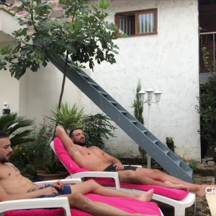 Webcam in de tuin met Enzo Rimenez gebruikt door jong hetero